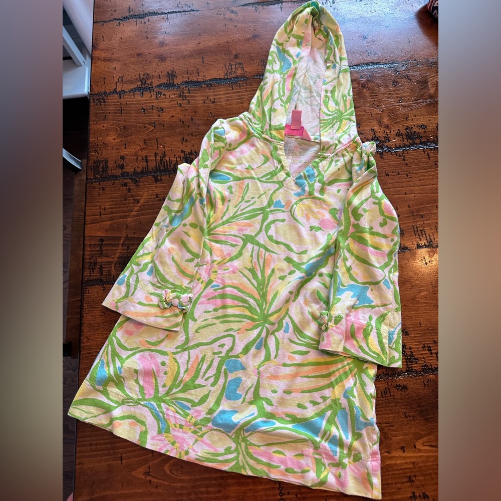 Play condition (for fading) Lilly Pulitzer girls swimsuit cover up. 🩷💕